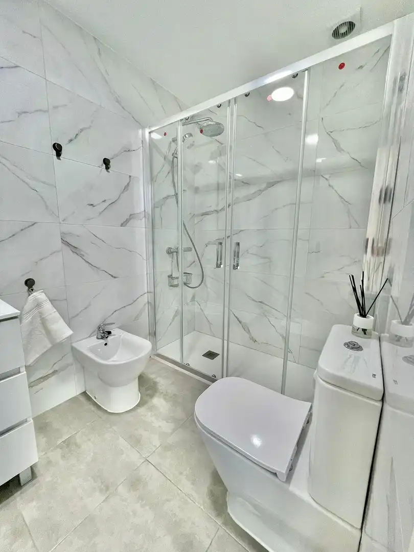 Badezimmer von Wohnungen zum Verkauf in Fuengirola mit Klimaanlage, Terrasse und Gemeinschaftspool