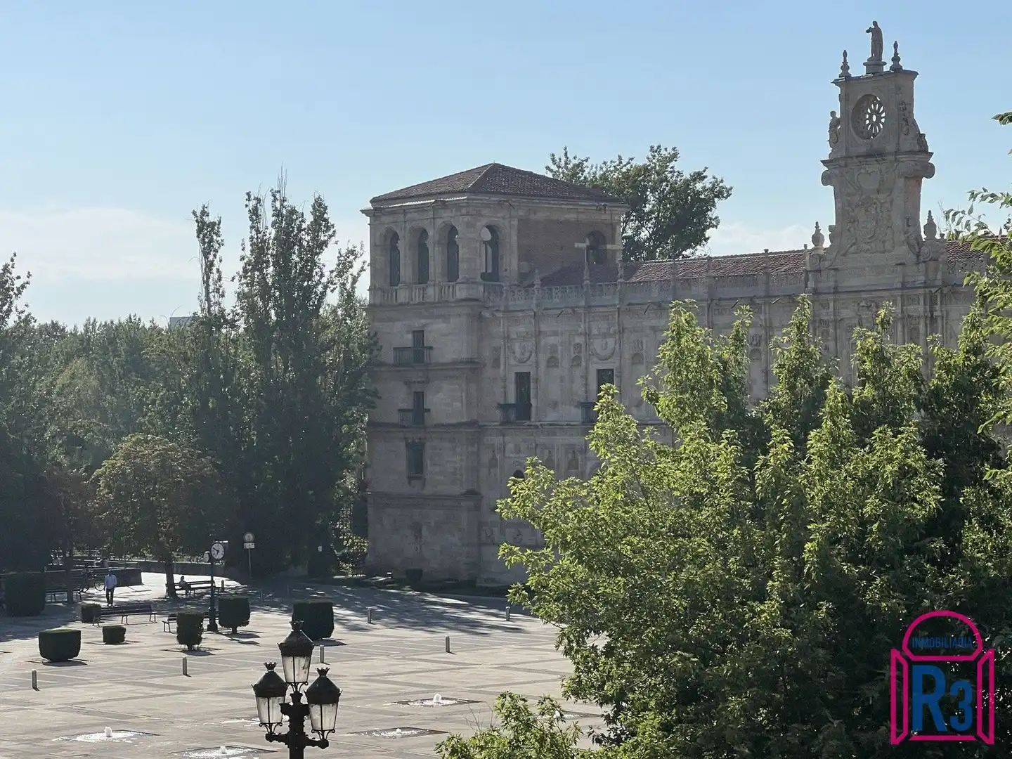 Vista exterior de Piso en venta en León Capital  con Calefacción, Terraza y Trastero