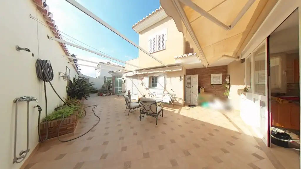 Vista exterior de Casa o xalet en venda en Vélez-Málaga amb Aire condicionat, Terrassa i Jacuzzi