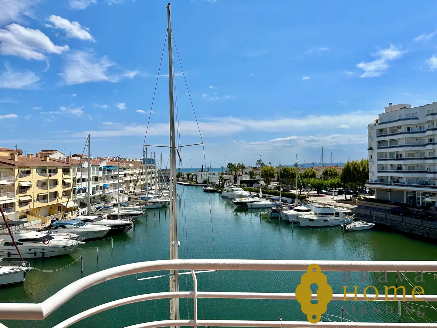 Außenansicht von Dachboden zum Verkauf in Empuriabrava mit Klimaanlage, Terrasse und Möbliert