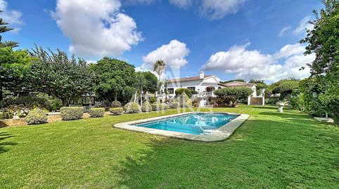 Espectacular chalet con jardín y piscina en La Argentina