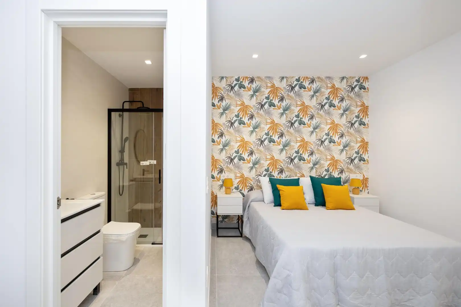 Bedroom of Flat for sale in Granada  with Air Conditioner, Heating and Furnished