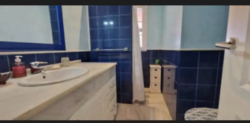 Badezimmer von Haus oder Chalet zum Verkauf in El Portil mit Privatgarten, Terrasse und Schwimmbad