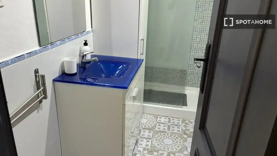 Bany de Apartament per a compartir en Granada amb Aire condicionat, Terrassa i Moblat