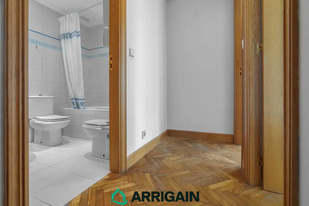 Habitación de Piso en venta en Donostia - San Sebastián  con Calefacción, Terraza y Trastero