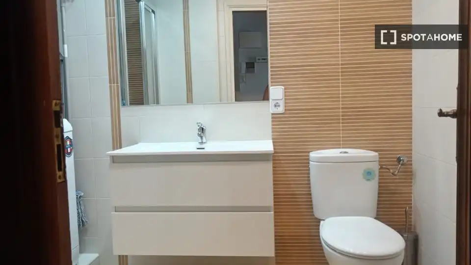 Baño de Estudio para compartir en Madrid con Aire acondicionado, Calefacción y Terraza