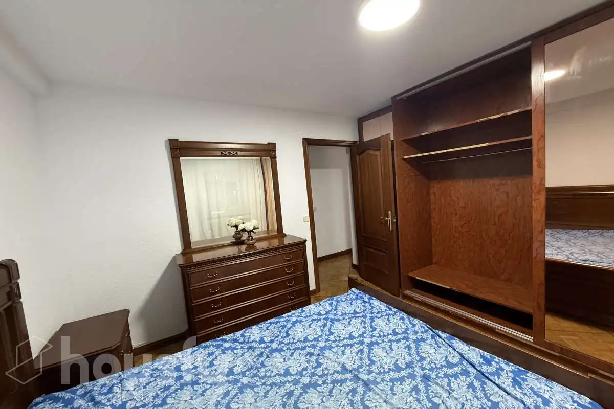 Schlafzimmer von Wohnung zur Miete in Madrid mit Heizung, Möbliert und Balkon