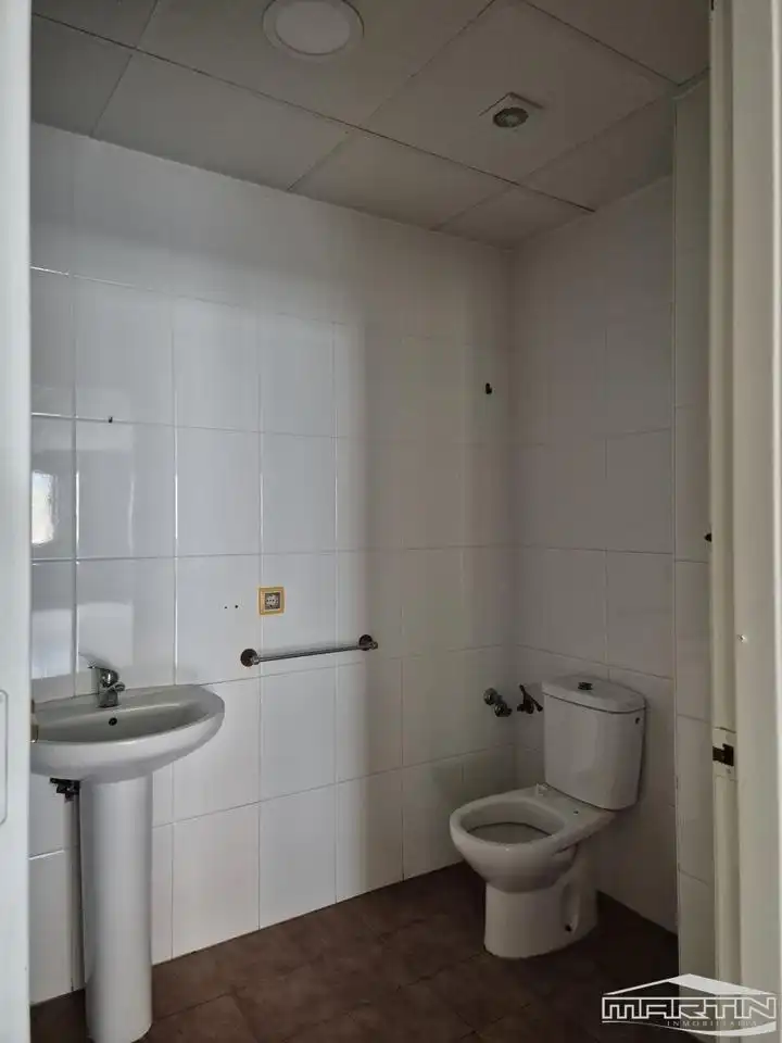 Badezimmer von Geschaftsraum zum Verkauf in Aguilar de la Frontera