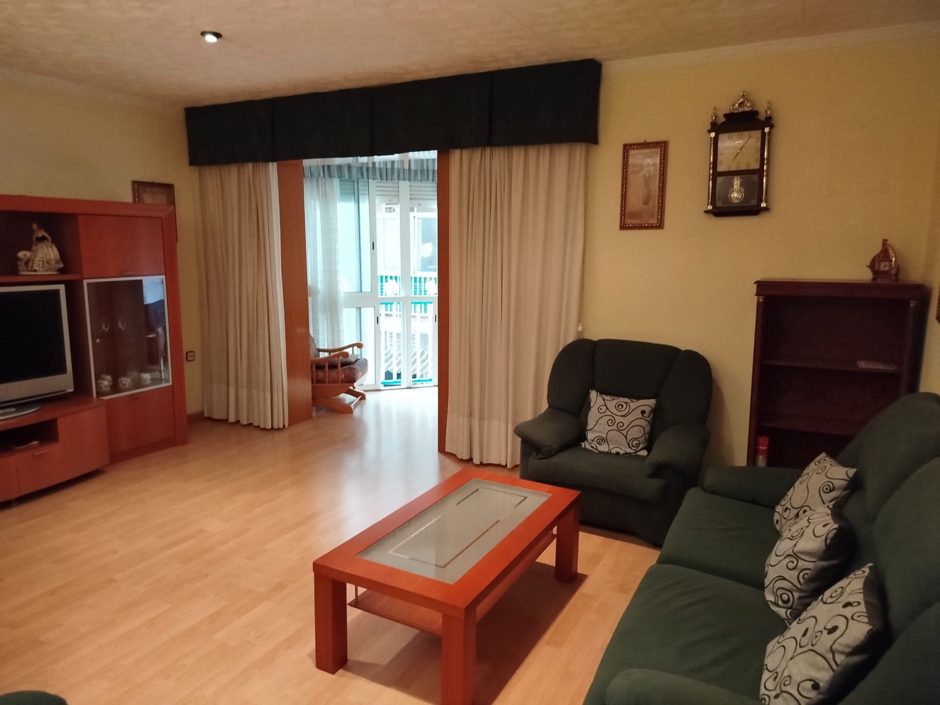 Living room of Flat for sale in Badalona  with Parquet flooring and Furnished