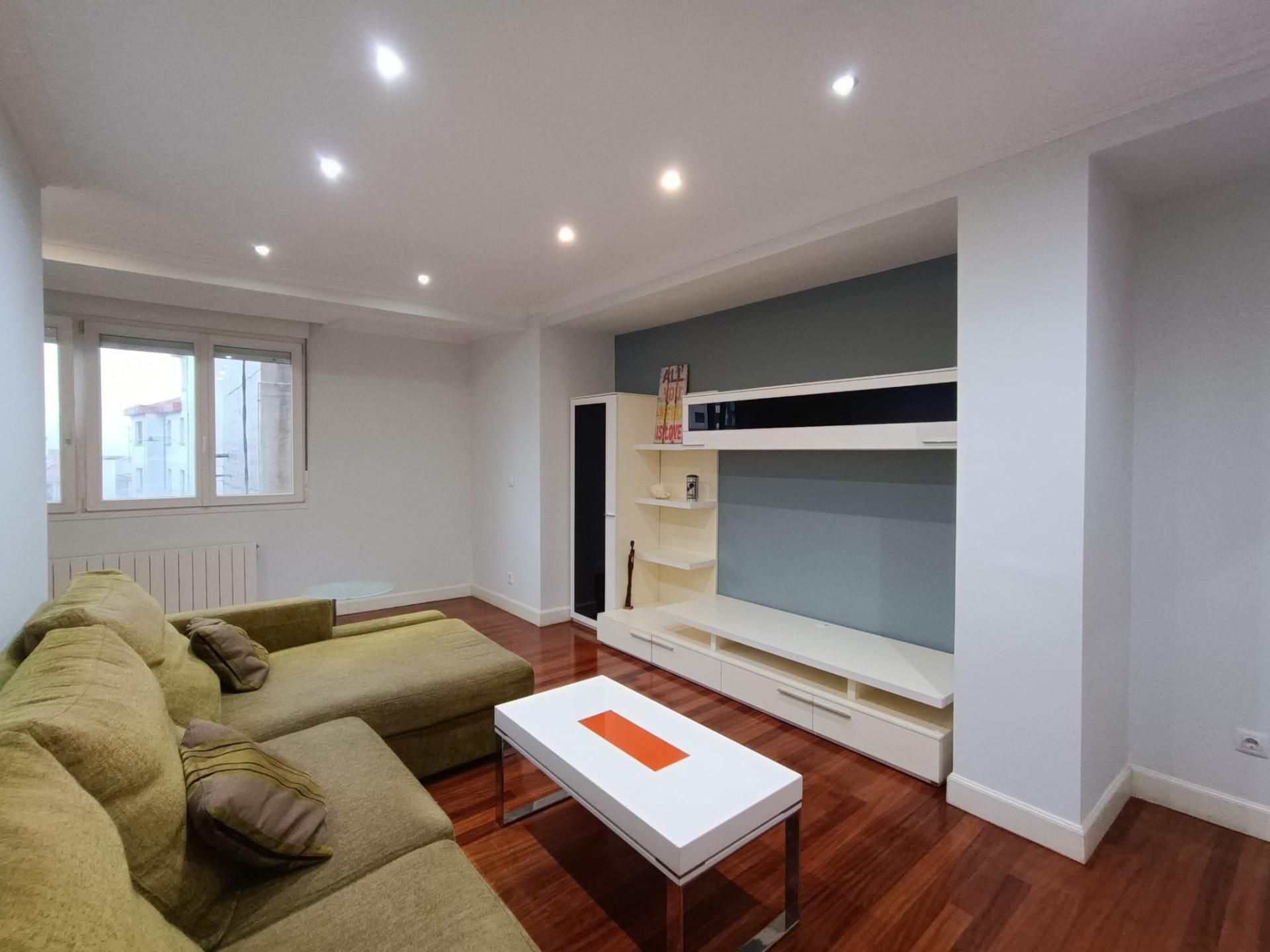 Sala d'estar de Pis en venda en Sestao  amb Calefacció i Moblat