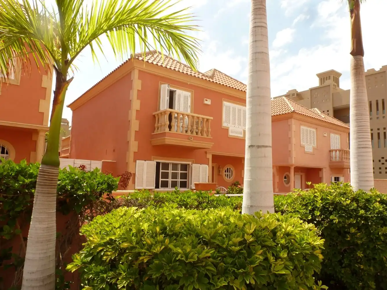 Vista exterior de Casa o xalet en venda en Adeje amb Aire condicionat, Jardí privat i Terrassa