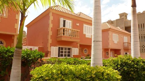 Impresionante Villa independiente con piscina privado, Jardín de 120m y terraza de 45m la Villa esta 50m de la playa del Duque. 