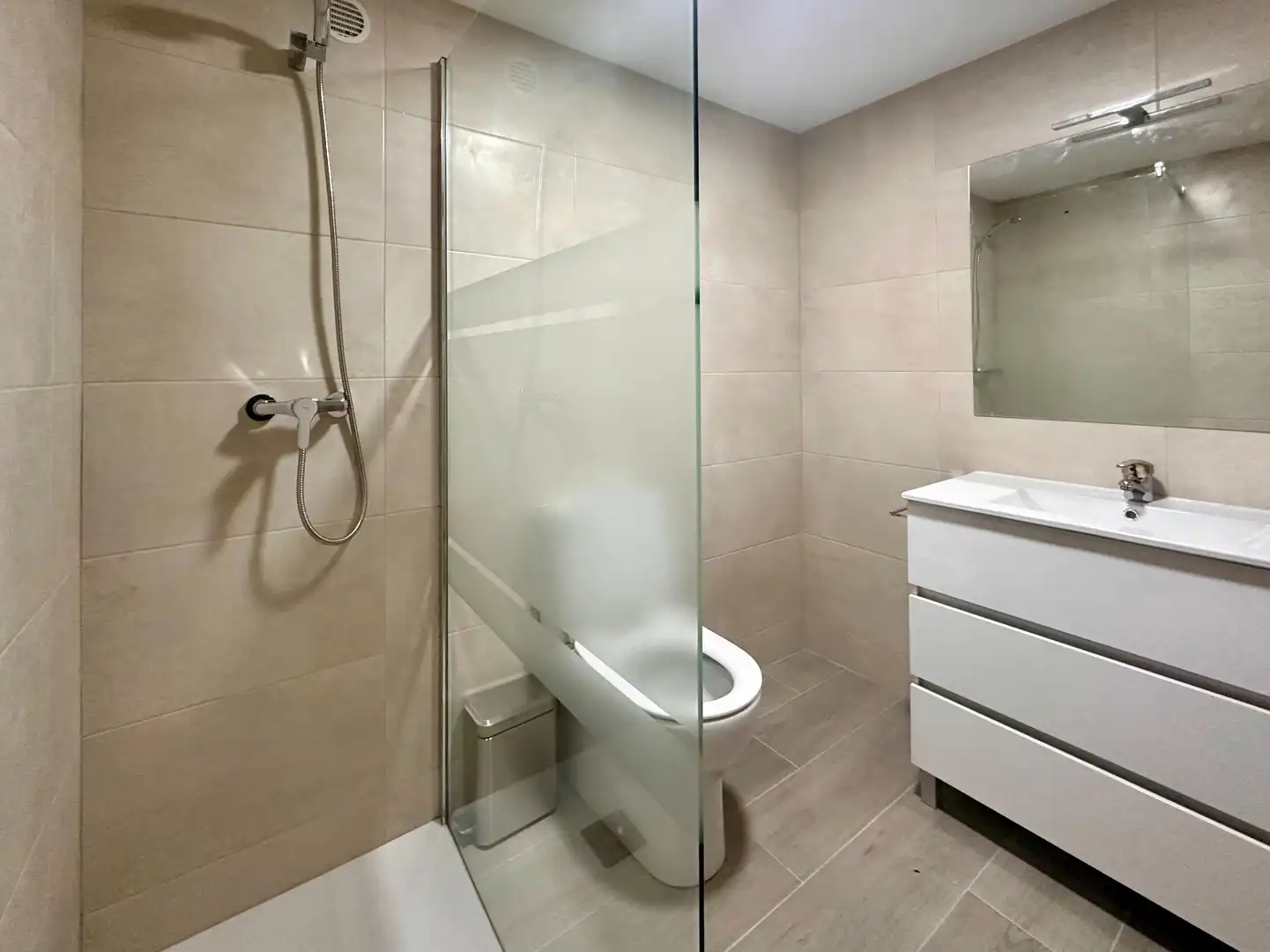 Bathroom of Flat for rent in Granada  with Air Conditioner, Heating and Terrace