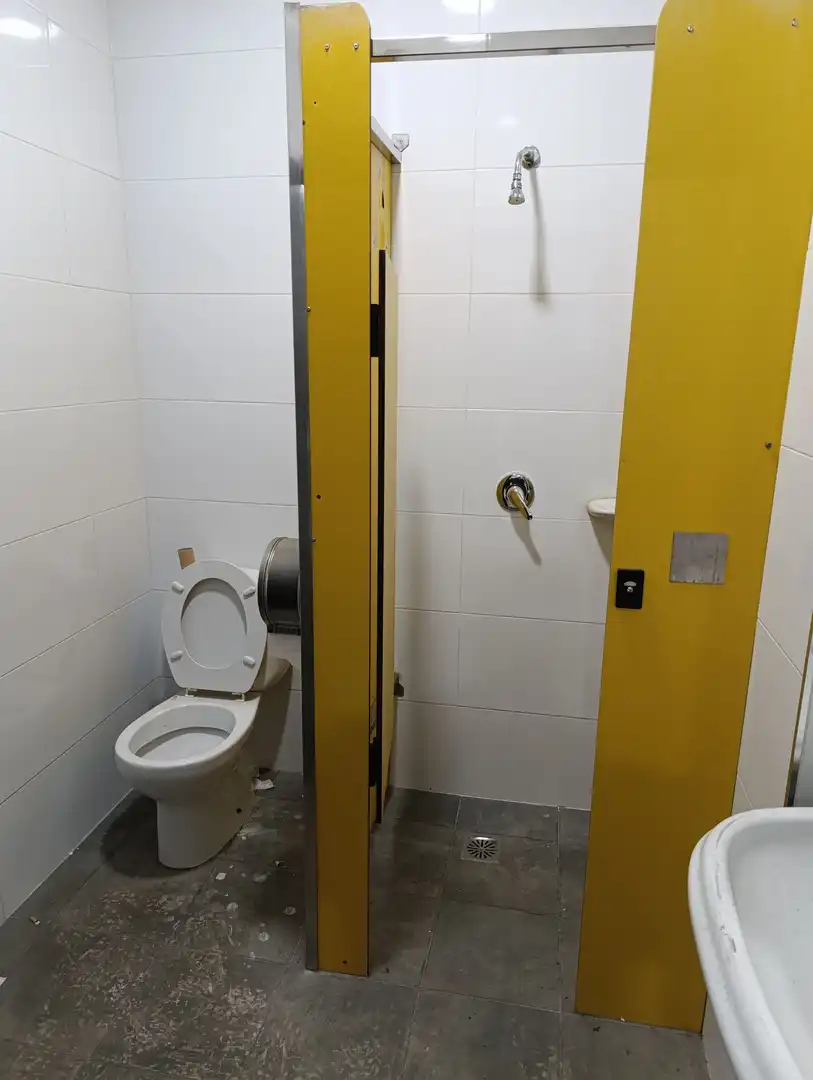 Badezimmer von Geschaftsraum zur Miete in Linares mit Klimaanlage