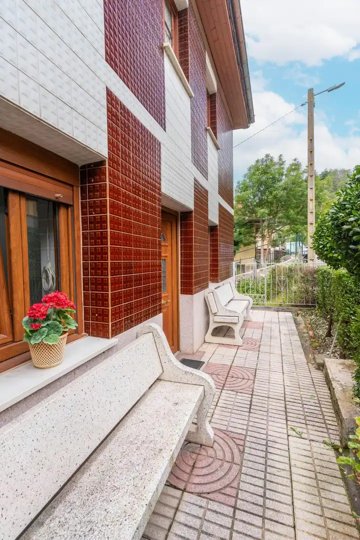 Vista exterior de Casa o xalet en venda en Lena amb Calefacció, Terrassa i Traster