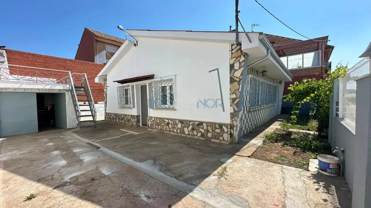 Vista exterior de Casa o xalet en venda en San Andrés del Rabanedo amb Calefacció i Jardí privat
