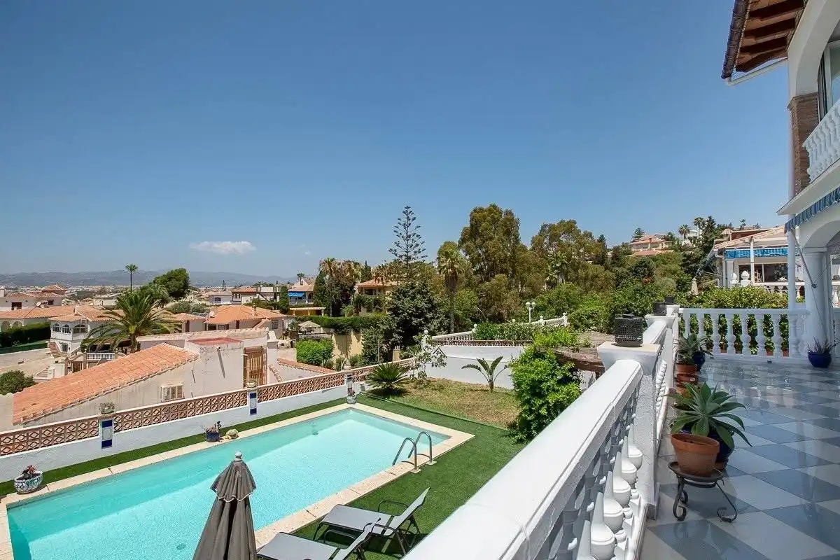 Schwimmbecken von Einfamilien-Reihenhaus zur Miete in Vélez-Málaga mit Terrasse und Schwimmbad