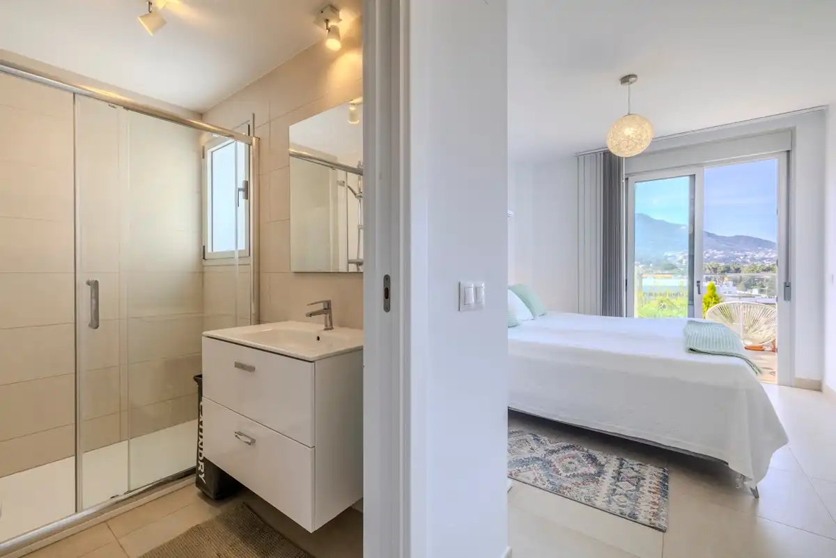 Badezimmer von Dachboden zum Verkauf in Dénia mit Klimaanlage, Heizung und Terrasse