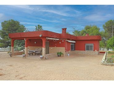 House with pool for sale in Calle POLIGONO