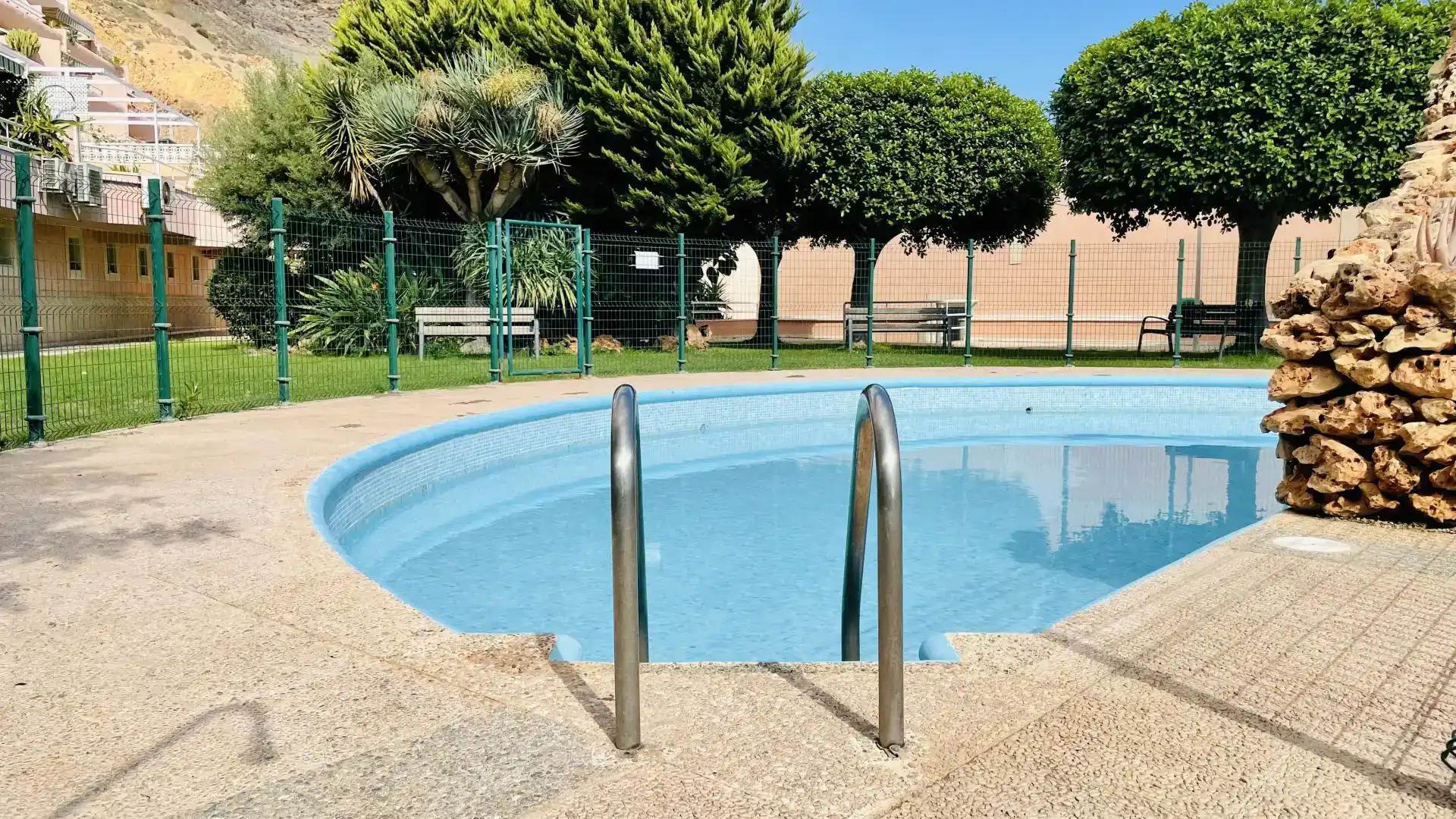 Piscina de Apartament de lloguer en Roquetas de Mar