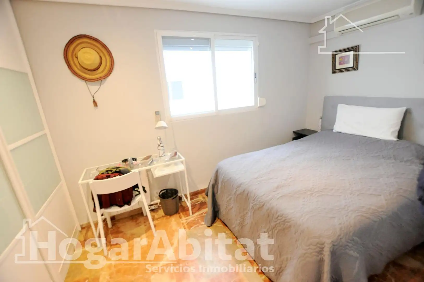 Bedroom of Flat for sale in Valencia  with Air Conditioner, Furnished and Balcony