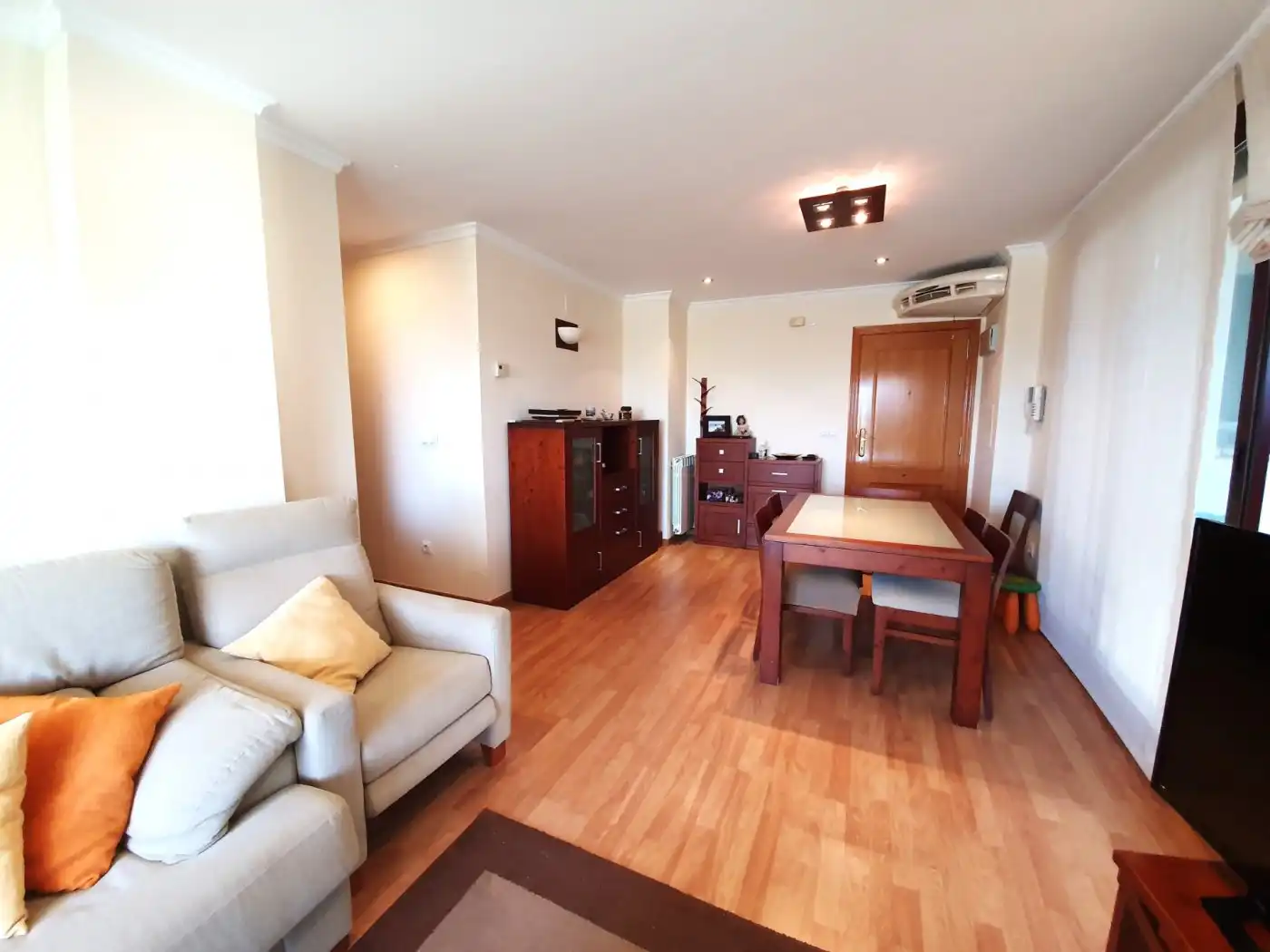 Sala d'estar de Àtic de lloguer en Riba-roja de Túria amb Aire condicionat, Calefacció i Parquet