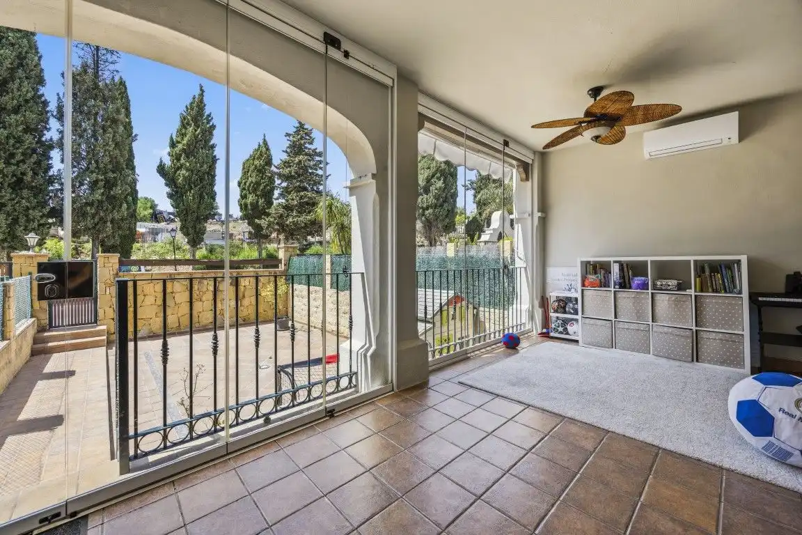 Terrasse von Einfamilien-Reihenhaus zum Verkauf in Marbella mit Klimaanlage, Heizung und Privatgarten