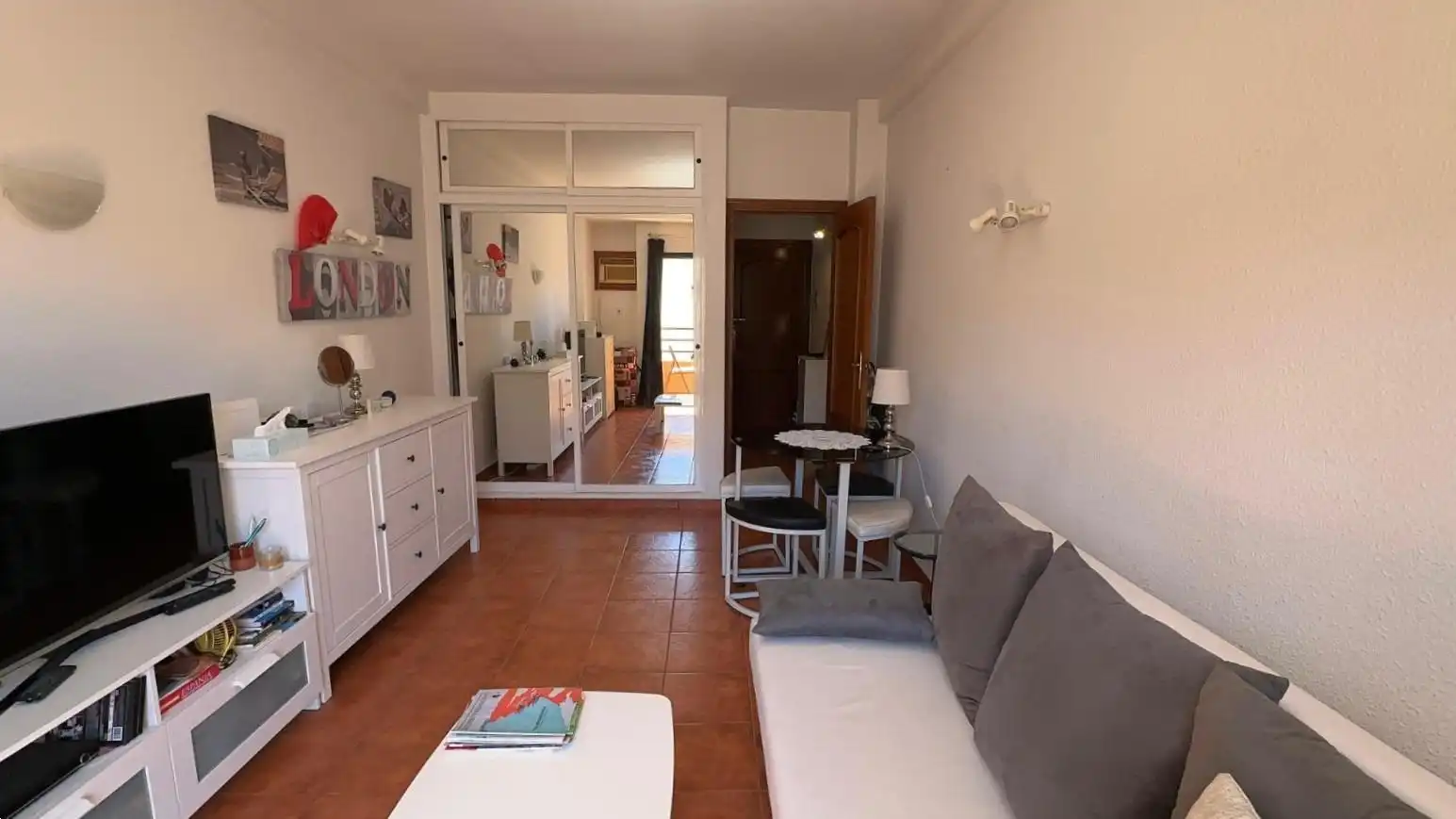 Sala d'estar de Estudi en venda en Torremolinos amb Moblat