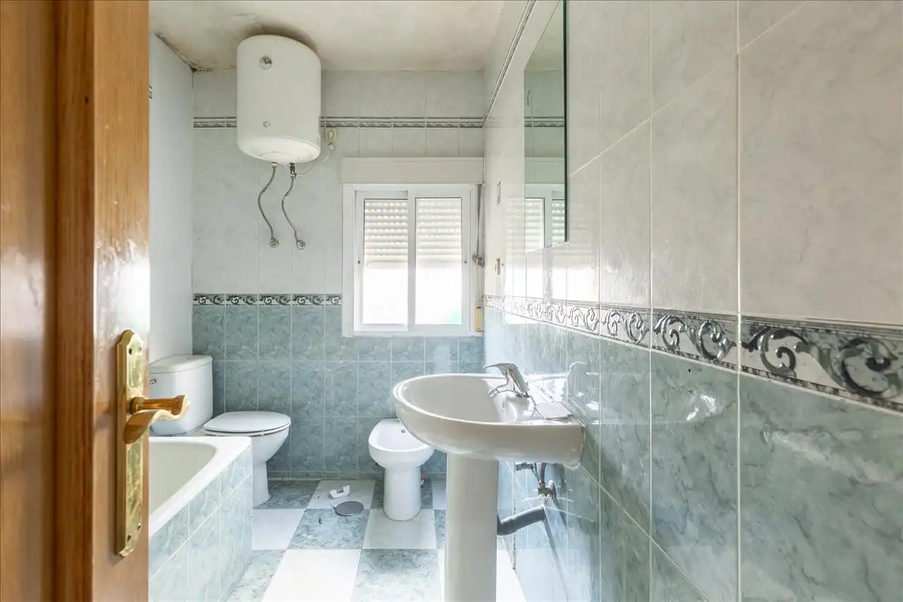 Bathroom of Ground floor for sale in Madrid