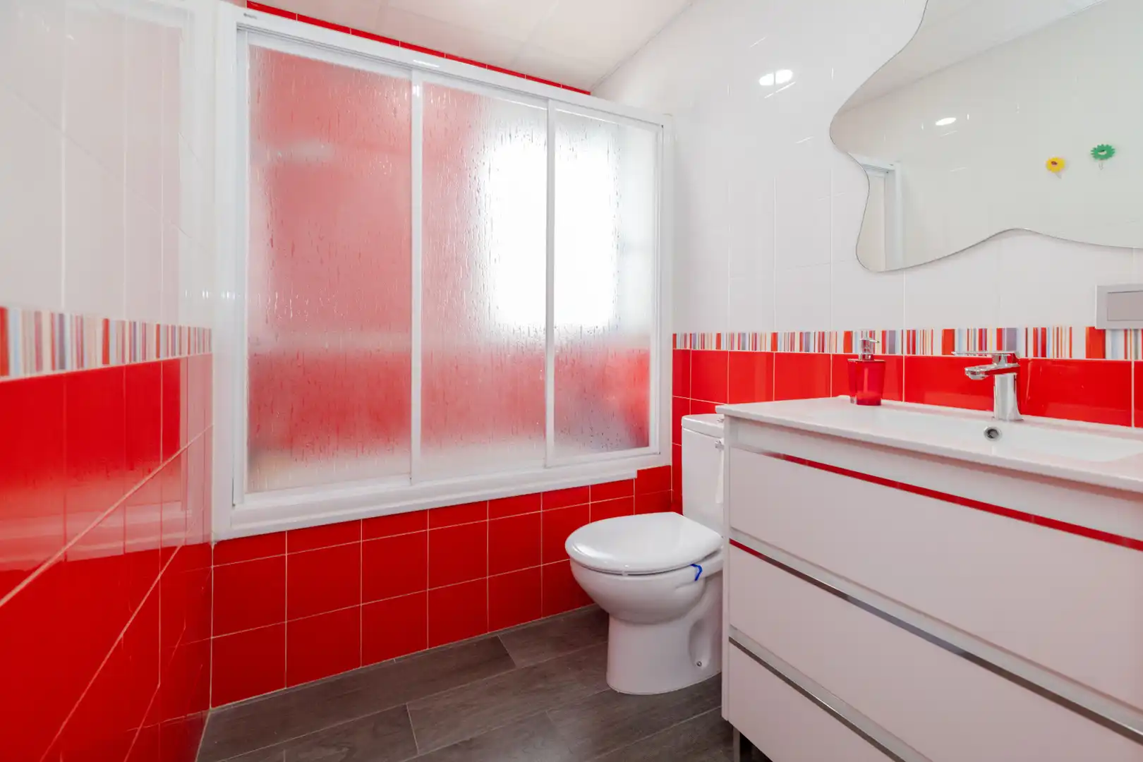 Badezimmer von Einfamilien-Reihenhaus zum Verkauf in Málaga mit Klimaanlage, Heizung und Terrasse