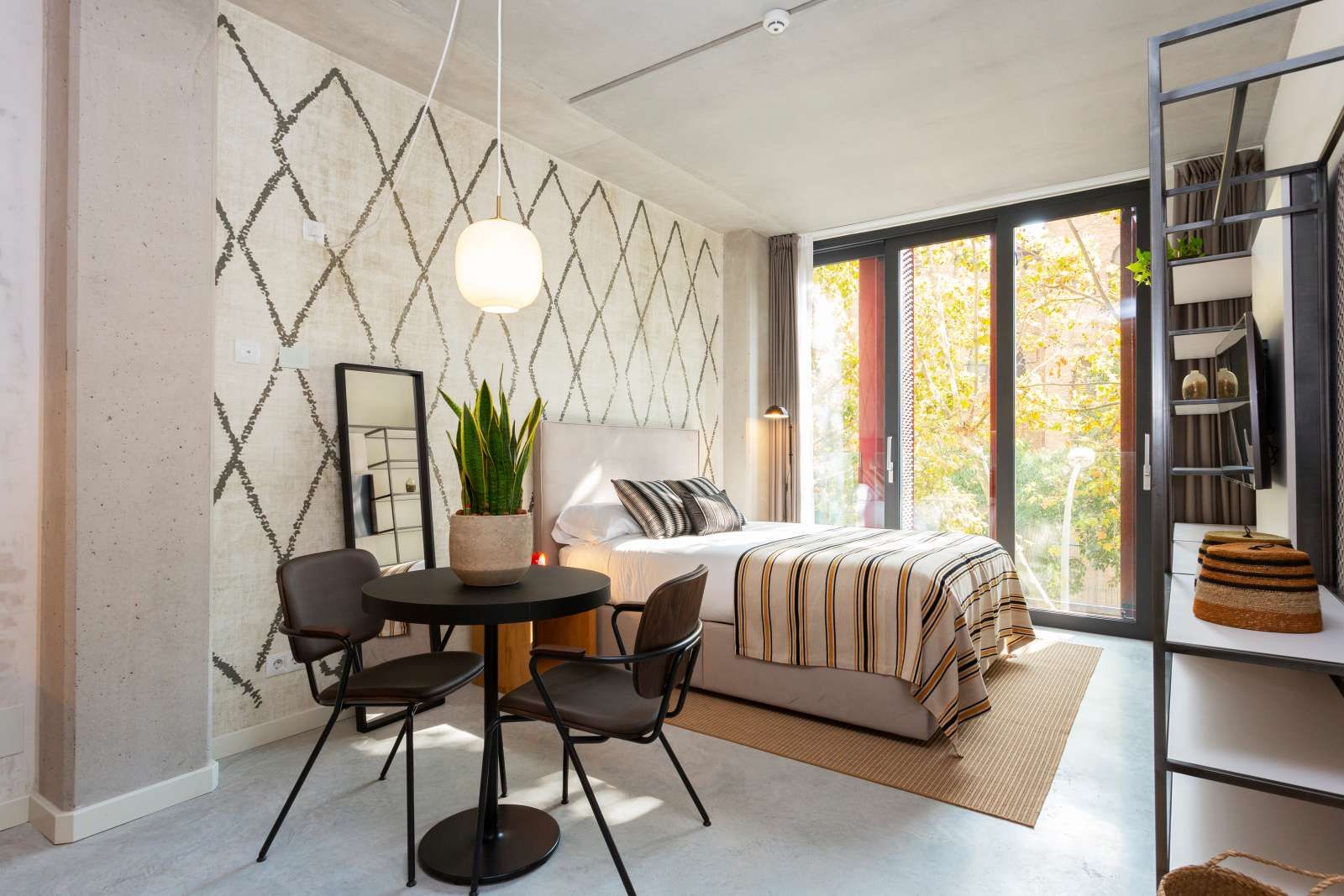 Bedroom of Study to share in  Barcelona Capital  with Air Conditioner and Terrace