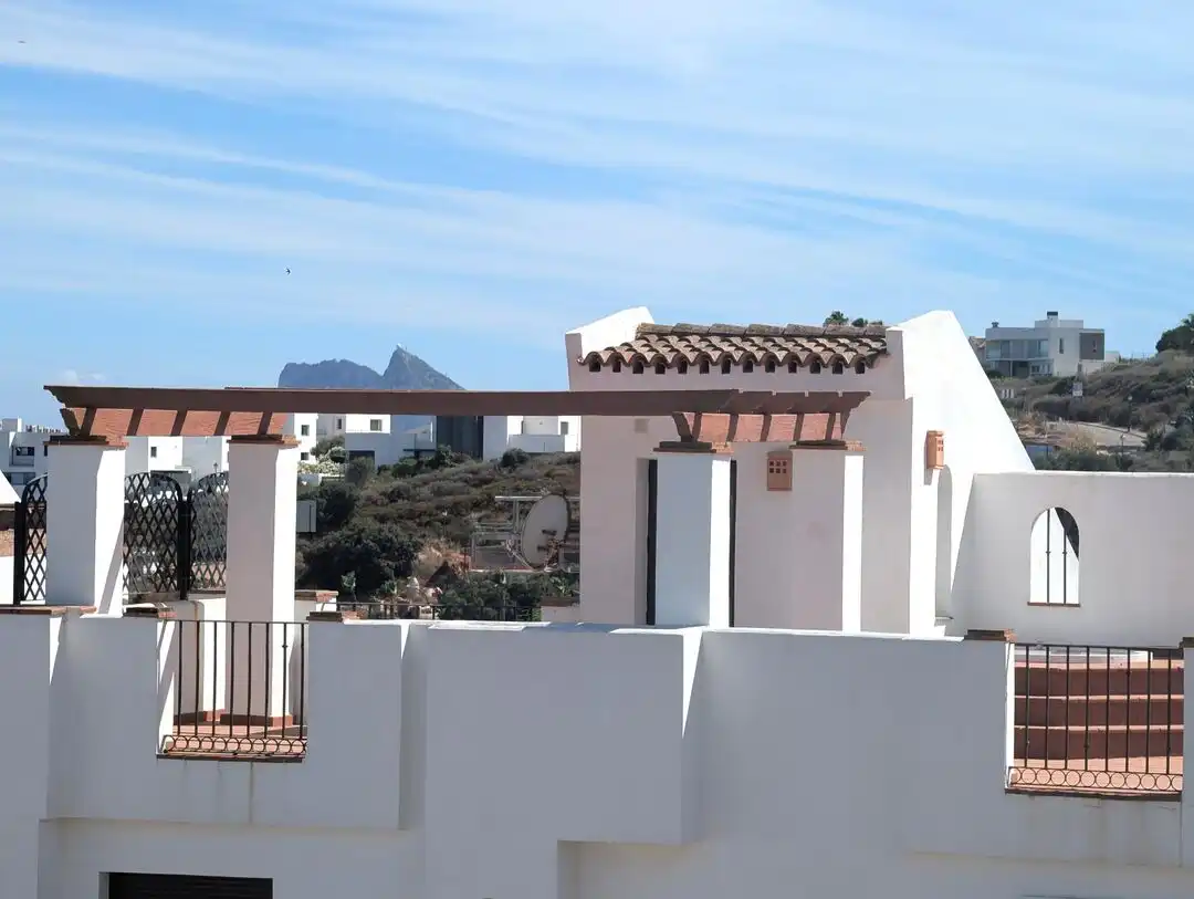 Terrasse von Einfamilien-Reihenhaus zur Miete in La Alcaidesa mit Klimaanlage, Heizung und Privatgarten