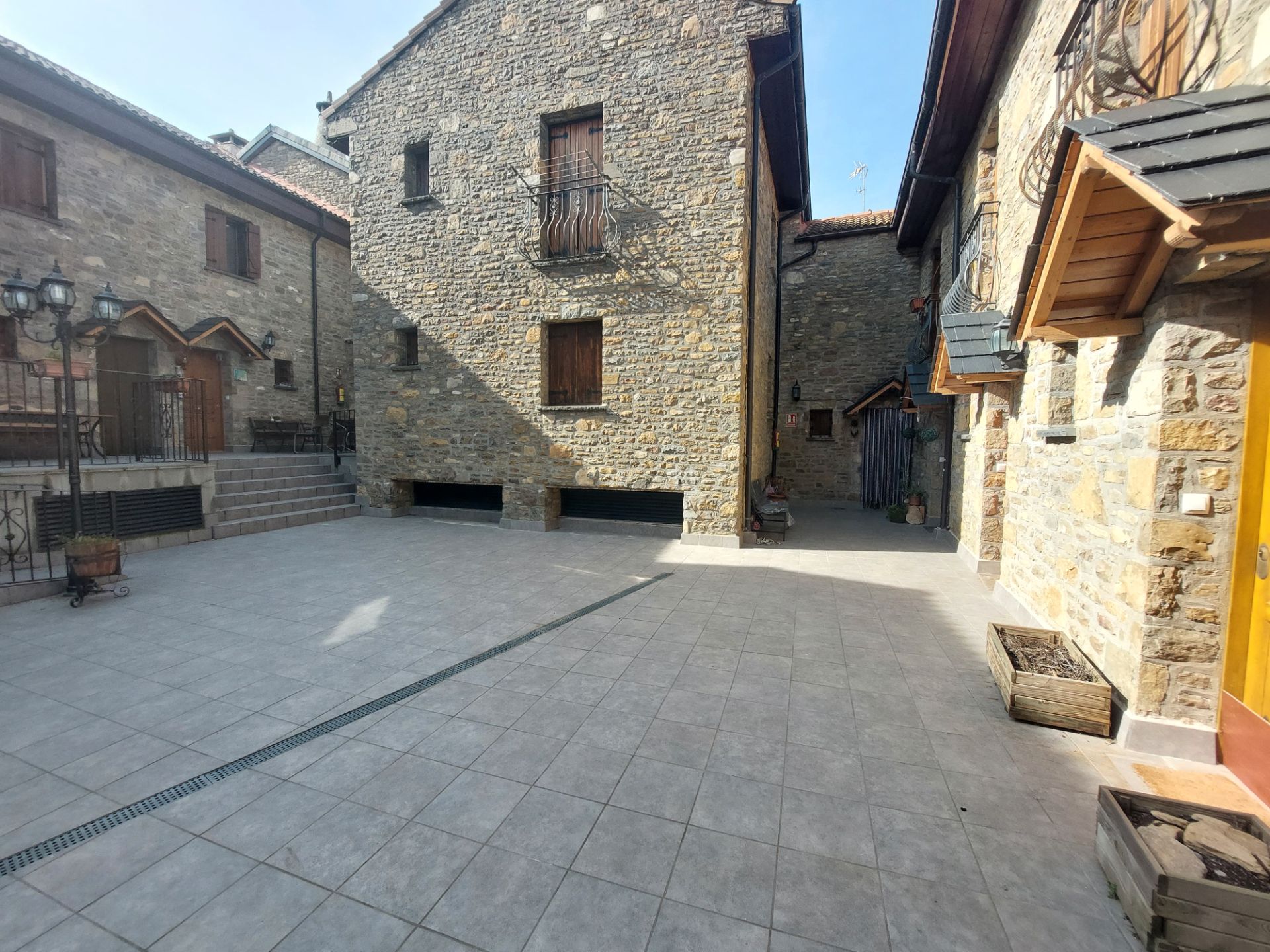 Vista exterior de Casa adosada en venda en Jaca amb Calefacció, Parquet i Forn