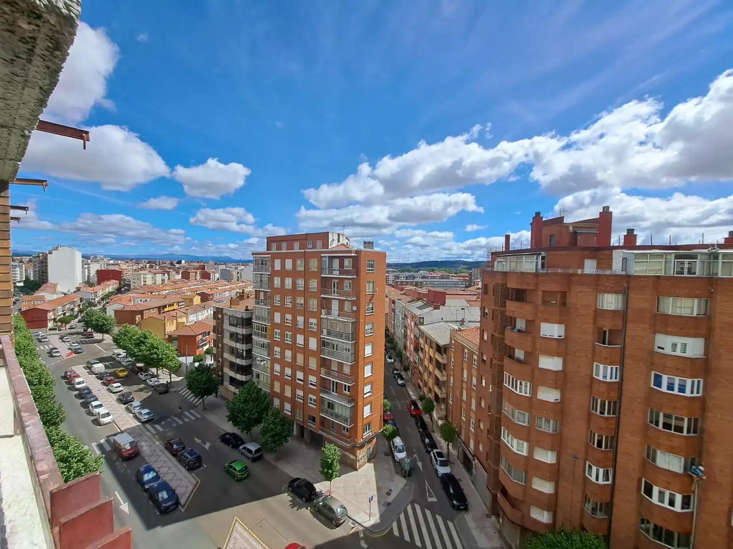 Vista exterior de Piso de alquiler en León Capital  con Parquet, Horno y Lavadora