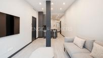 Sala d'estar de Apartament en venda en  Madrid Capital amb Aire condicionat, Calefacció i Moblat