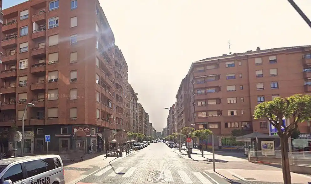 Außenansicht von Wohnung zum Verkauf in  Logroño mit Klimaanlage, Heizung und Parkett