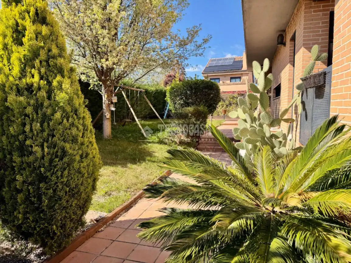 Jardí de Casa adosada en venda en Villanueva de la Cañada amb Aire condicionat, Calefacció i Jardí privat