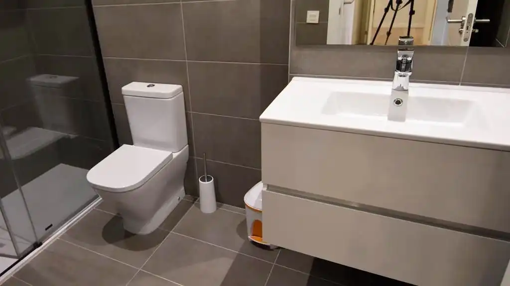 Badezimmer von Wohnung zur Miete in Domeny
