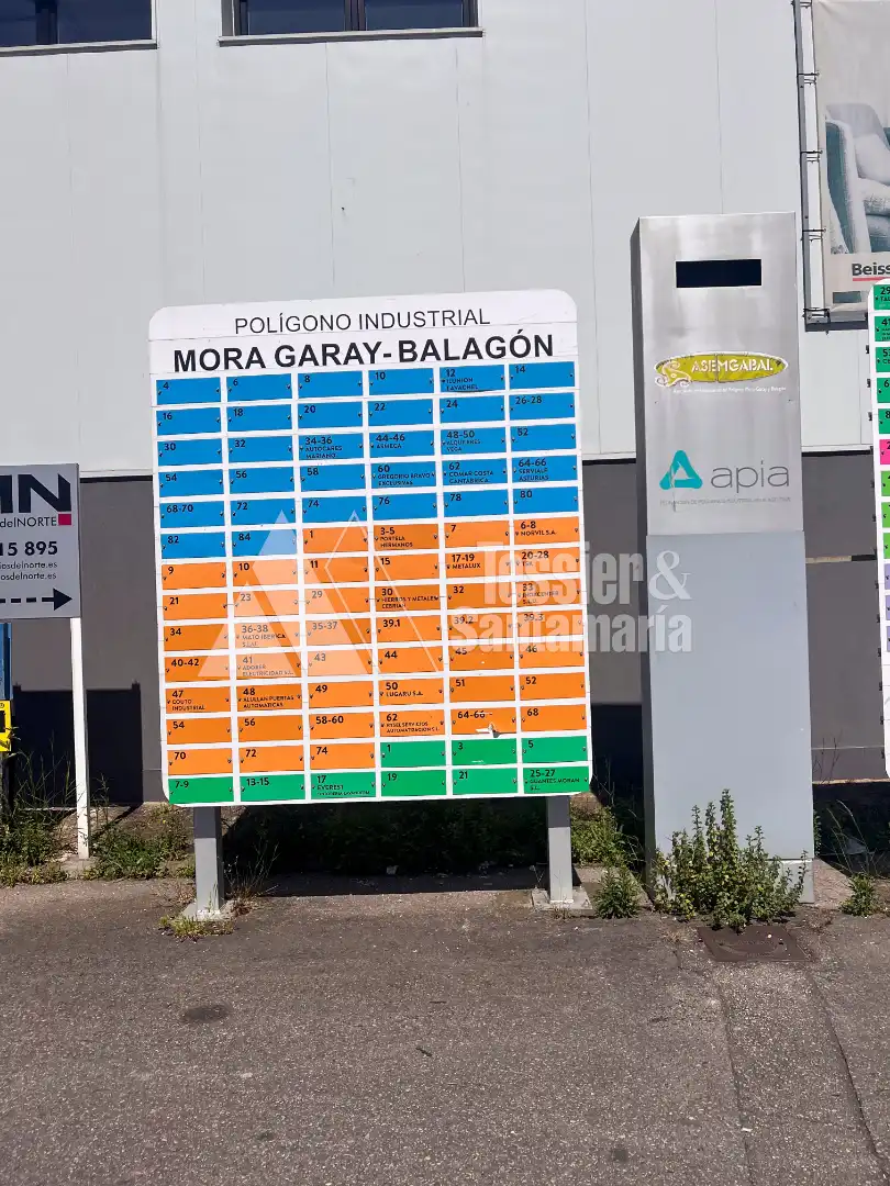 Parkplatz von Fabrikhallen zur Miete in Gijón 