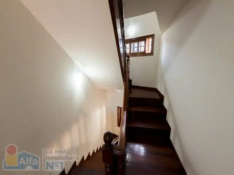 Casa adosada en venta en Vigo  con Calefacción, Jardín privado y Amueblado