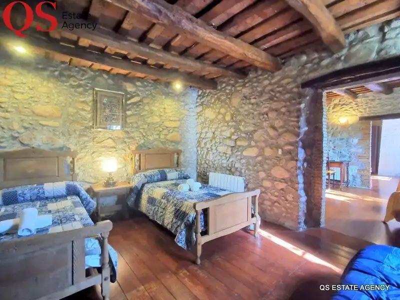 Habitación de Finca rústica en venta en La Cellera de Ter con Aire acondicionado, Calefacción y Jardín privado