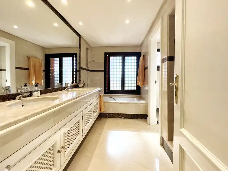 Bathroom of Attic for rent in Marbella  with Air Conditioner, Terrace and Storage room