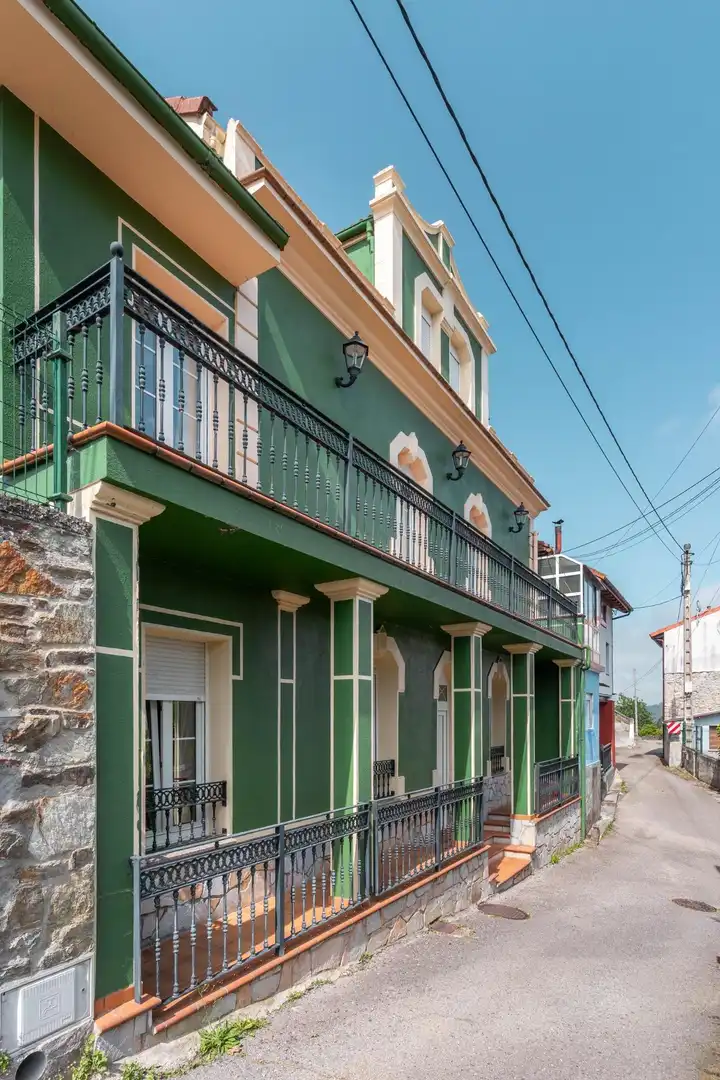 Vista exterior de Casa o xalet en venda en Muros de Nalón amb Calefacció, Jardí privat i Terrassa