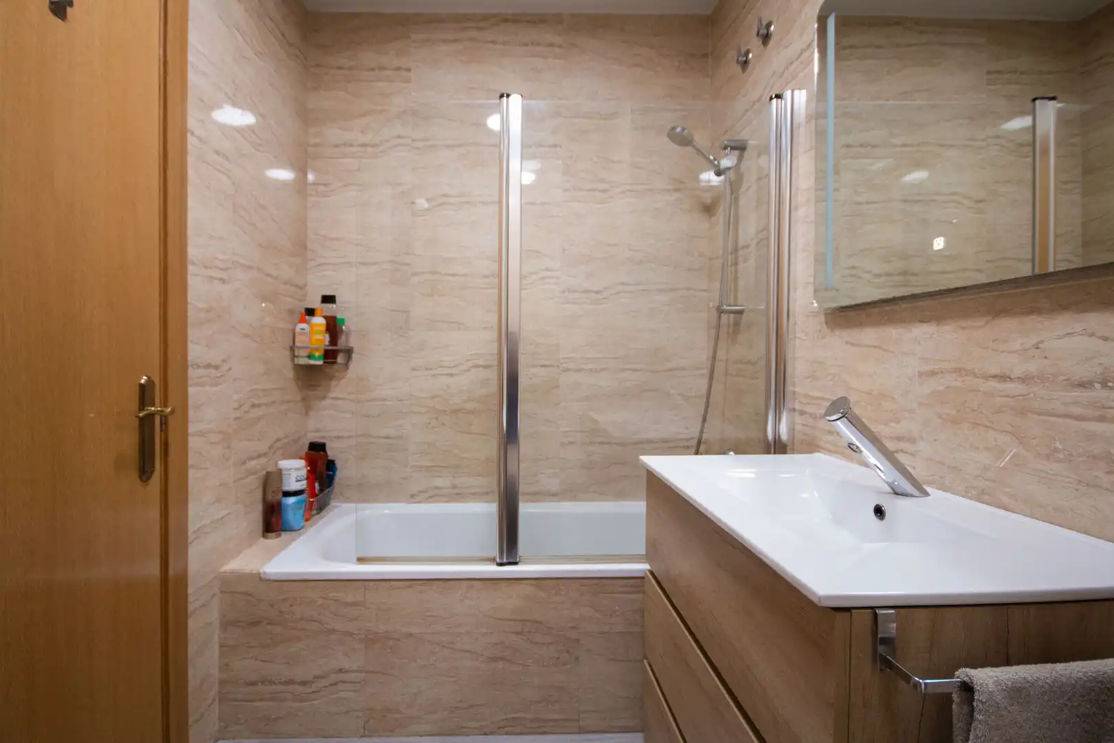 Bathroom of Flat for sale in Barcelona  with Air Conditioner, Heating and Parquet flooring