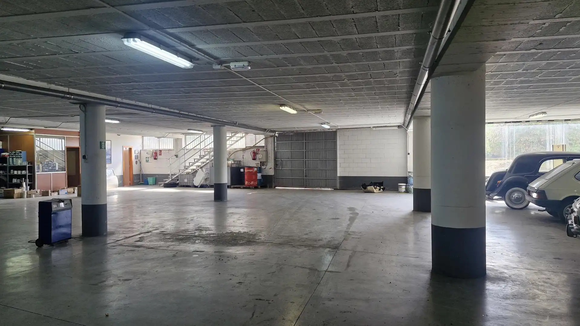 Parkplatz von Fabrikhallen zum Verkauf in Negreira