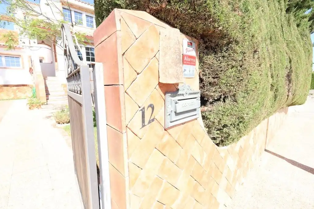 Aparcament de Casa o xalet en venda en Orihuela amb Aire condicionat, Jardí privat i Terrassa