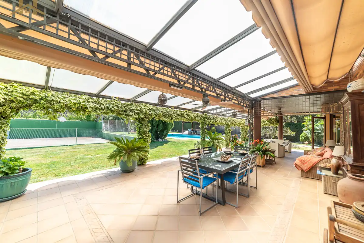 Terrassa de Casa o xalet en venda en Boadilla del Monte amb Calefacció, Jardí privat i Parquet