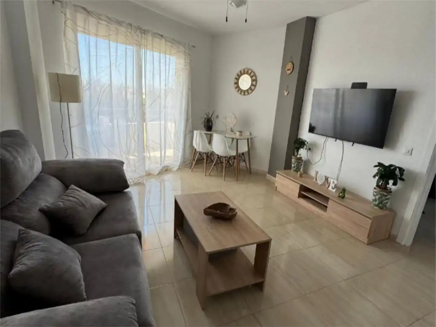Sala d'estar de Pis de lloguer en Torremolinos amb Piscina i Balcó