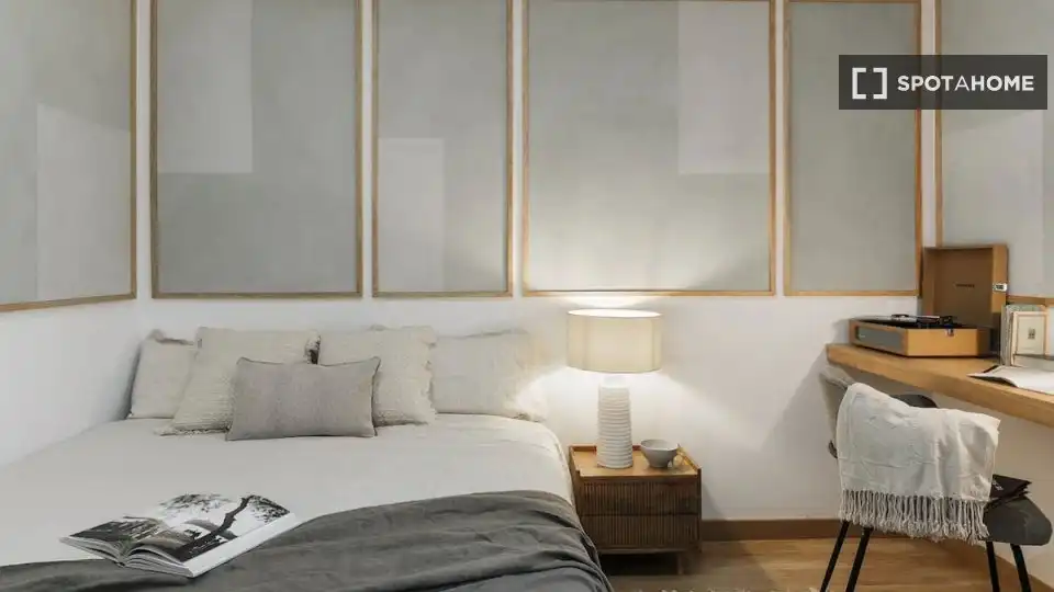 Dormitori de Apartament per a compartir en Barcelona amb Aire condicionat, Terrassa i Moblat