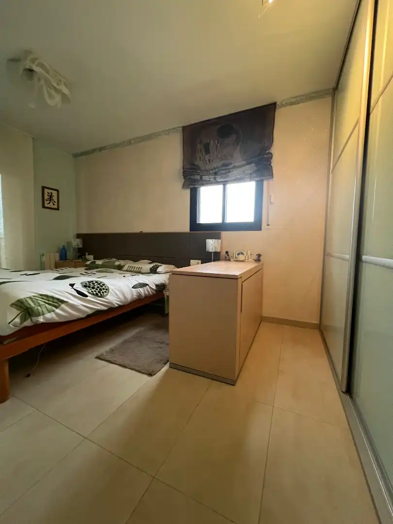 Schlafzimmer von Dachboden zum Verkauf in Salou mit Klimaanlage, Heizung und Privatgarten